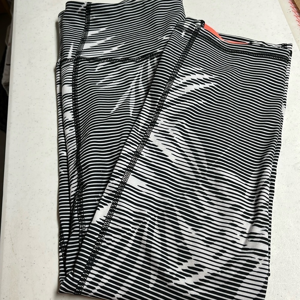 Old Navy Active Go-Dry Capri Leggings Black White Palm Print Size Medium